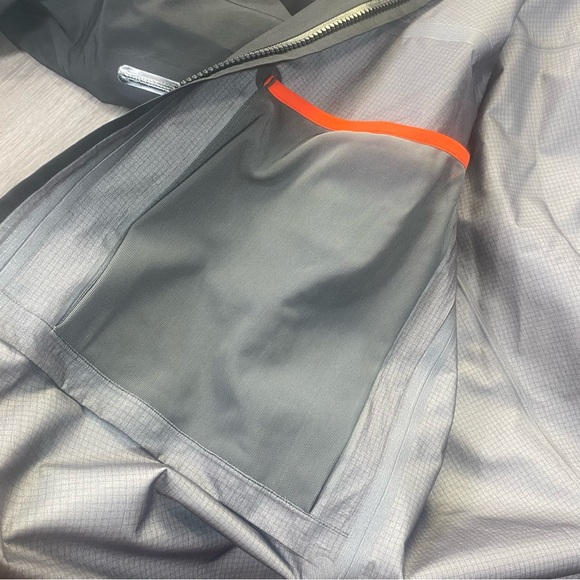 Arc’teryx Black GORE-TEX Hooded Shell Jacket – High-Performance Outdoor Gear - Picture 10 of 15